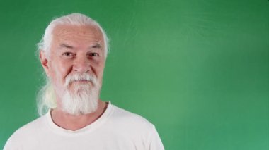 Adam sevdiği bir şeyi işaret ediyor.