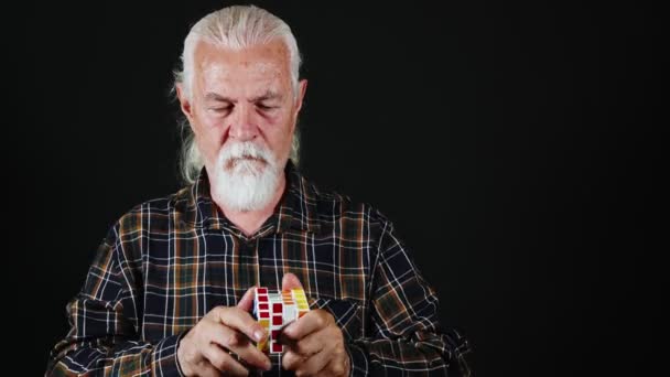 男人玩四只背包立方体游戏 — 图库视频影像