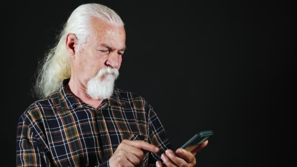 Man Kan Het Scherm Van Zijn Mobiele Telefoon Niet Aanraken — Stockvideo