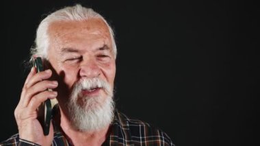 Adam telefonda kötü haber gelince çok üzülüyor.