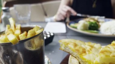  Tabakta pişmiş leziz et.