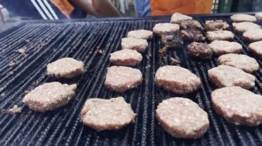 Lezzetli Köfte Barbeküde Pişiyor 