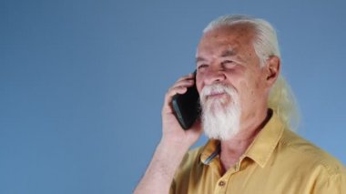 Yaşlı adam telefonda sinirleniyor.
