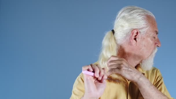 Old Man Combing His White Hair — Wideo stockowe