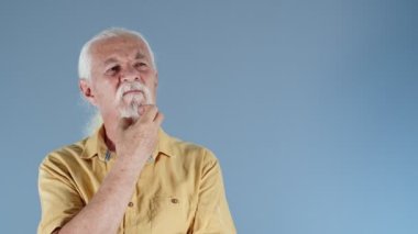 Yaşlı adam Sakalla ve Düşüncelerle Oynuyor