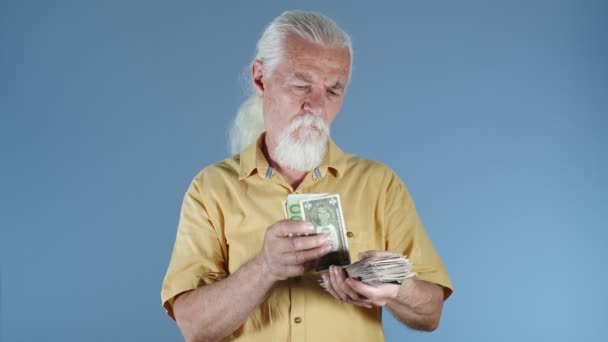 Old Man Counting Money — Stok Video