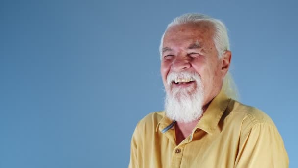 Staruszek Śmieje Się Tak Szczęśliwie — Wideo stockowe