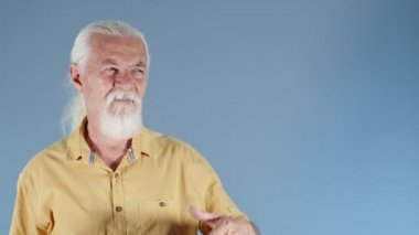  Yaşlı adam eli ve bakışlarıyla gölgede kaldı.