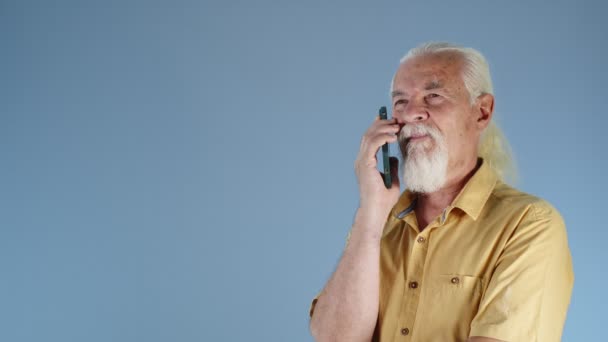 Staruszek Rozmawia Przez Telefon — Wideo stockowe