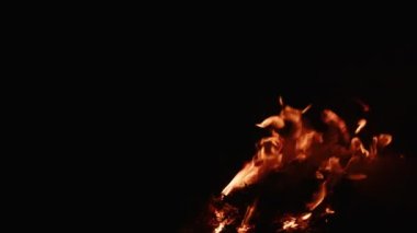 Barbekü ateşi cehennem gibi yanıyor. 