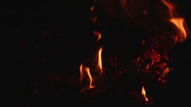 Barbekü ateşi cehennem gibi yanıyor. 