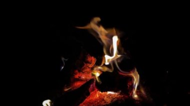 Barbekü ateşi cehennem gibi yanıyor. 