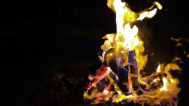 Barbekü ateşi cehennem gibi yanıyor. 