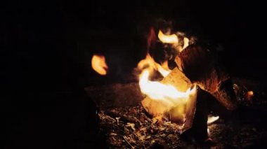 Barbekü ateşi cehennem gibi yanıyor. 