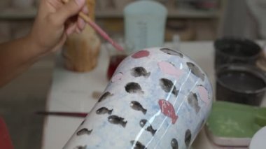 Seramik Stüdyo Atölyesinde El Yapımı Seramik Sanatı