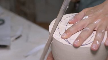 Seramik Stüdyo Atölyesinde El Yapımı Seramik Sanatı