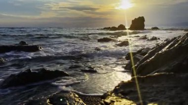  deniz dalgaları ve kayalar