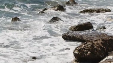  deniz dalgaları ve kayalar