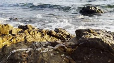  deniz dalgaları ve kayalar