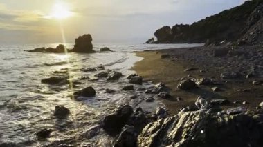  deniz dalgaları ve kayalar