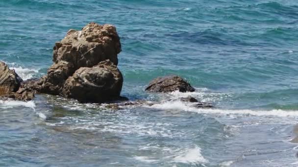 Deniz Dalgaları Kayalar — Stok video