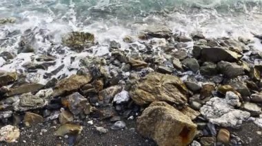  deniz dalgaları ve kayalar