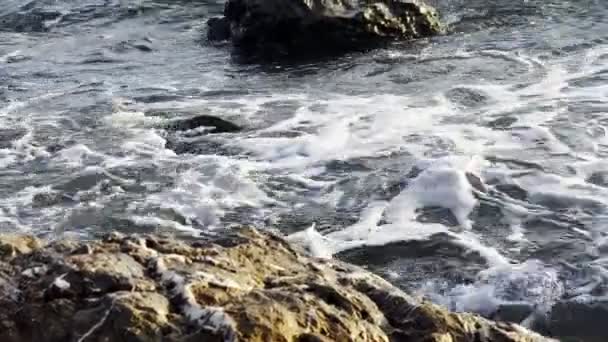 海浪和岩石 — 图库视频影像