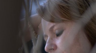 Hamakta yatan genç kız.