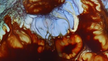 Soyut Boya Mürekkebi Sütlü Yüzeye Yayıldı 