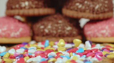 Lezzetli Sponge Atıştırmalıkları ve Renkli Şekerler