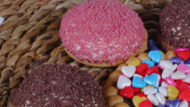 Deliciosa Esponja Snack Food Caramelos Coloridos — Vídeos de Stock