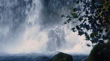 Vahşi Doğada Şelale Görünümü