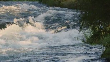 Vahşi Doğada Şelale Görünümü