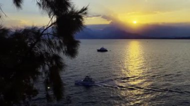 Güzel Günbatımı ve Deniz ve Turistik Yat