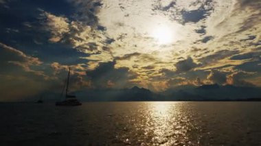 Güzel Günbatımı ve Deniz ve Turistik Yat