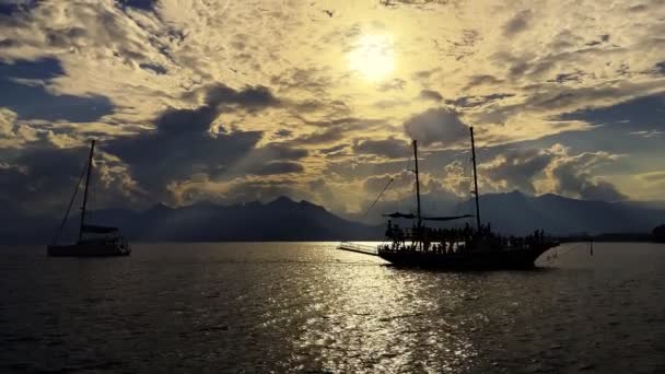 Turyści Pływający Jachcie Morzu Zachodzie Słońca Dzień Chmury — Wideo stockowe