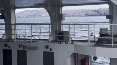 Feribotun içindeki Deniz Suyu ve Yalnız Adam 