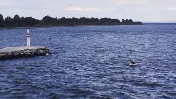 Das Meerwasser Der Fähre Und Dem Fischer — Stockvideo