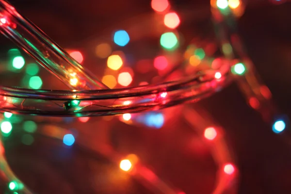 Ahşap arka plan üzerinde Noel çelenk Noel ışıkları. Seçici odak