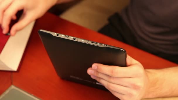 Insertar la tarjeta SD en una tableta — Vídeo de stock