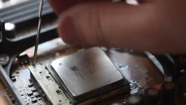 Removendo uma CPU — Vídeo de Stock