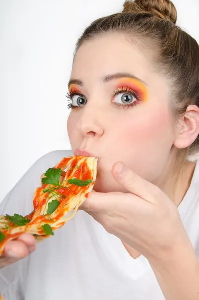 spagetti yemeye kendinizi yardımcı kadın el şaşırttı. büyük gözler, sürpriz durumu gösteren renkli gölgeler ile boyanmış olan.