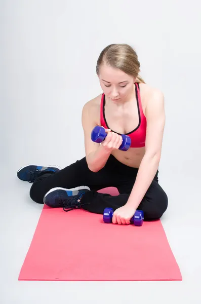 Treinamento da mulher no tapete de fitness — Fotografia de Stock