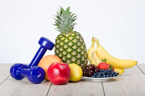 Buntes, gesundes Obst mit Gewichten — Stockfoto