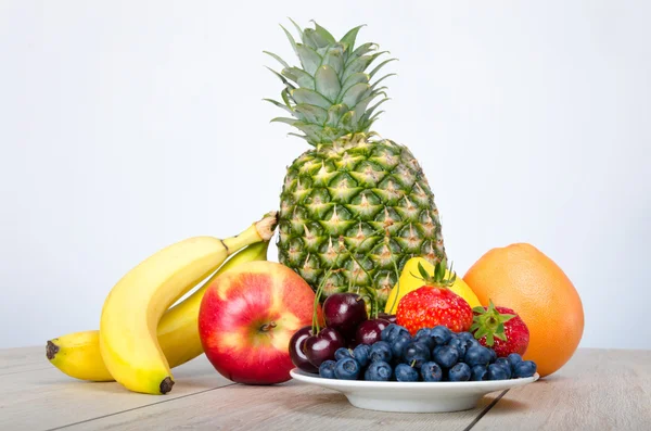 Sağlık ve vitaminler sembolü olan olgunlaşmış meyve kompozisyonu