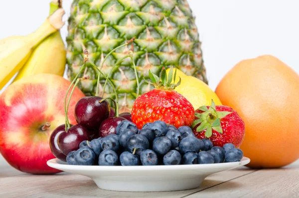 Saftige, reife Früchte auf einem Teller — Stockfoto