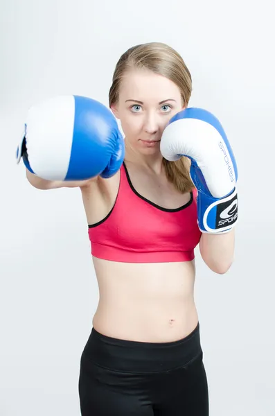 锻炼女人在用拳击手套穿的运动套装 — 图库照片