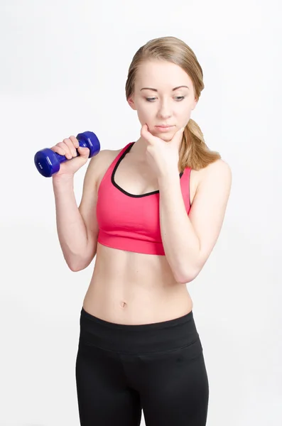 Mujer atlética joven se pregunta si para realizar ejercicios de acondicionamiento físico — Foto de Stock