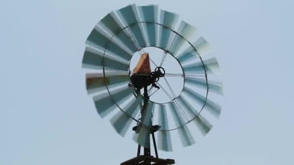 Oude windturbine — Stockvideo