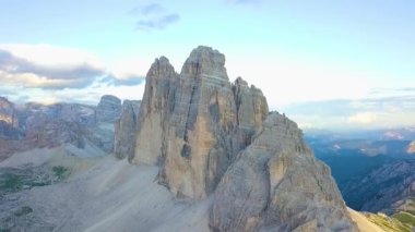 Dolomitlerdeki Üç Tepe 'nin havadan görünüşü